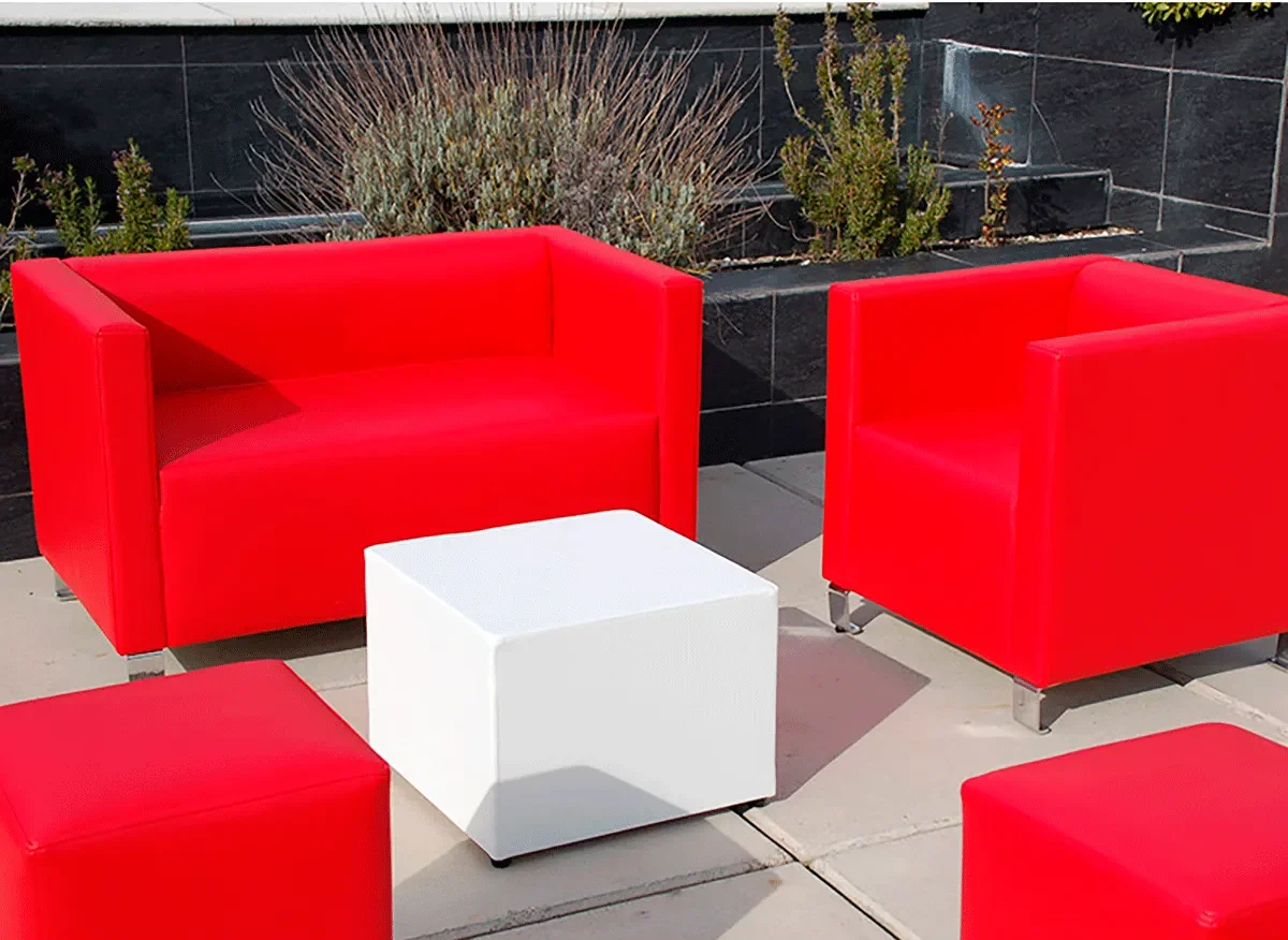 Sillones Sabina en colores blanco y rojo, aptos para interior y exterior.