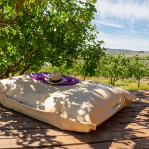 Puff gigante Tomasso para exterior e interior en terraza chill out, fabricado con tejido técnico resistente y diseño cómodo de gran formato