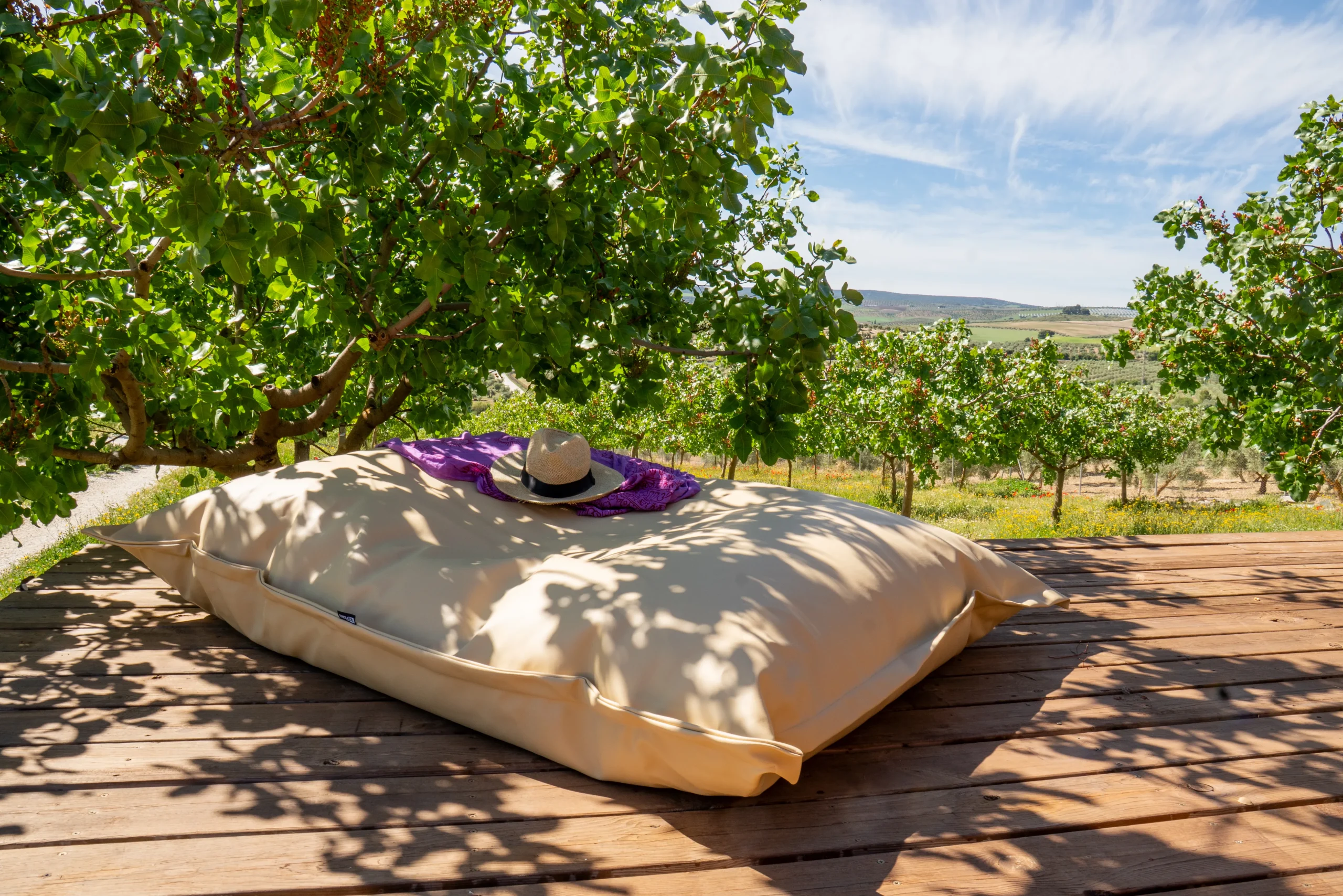Puff gigante Tomasso para exterior e interior en terraza chill out, fabricado con tejido técnico resistente y diseño cómodo de gran formato