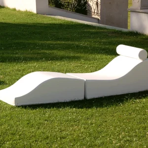 Tumbona Ola tapizada con forma ondulada y diseño plegable para exterior.