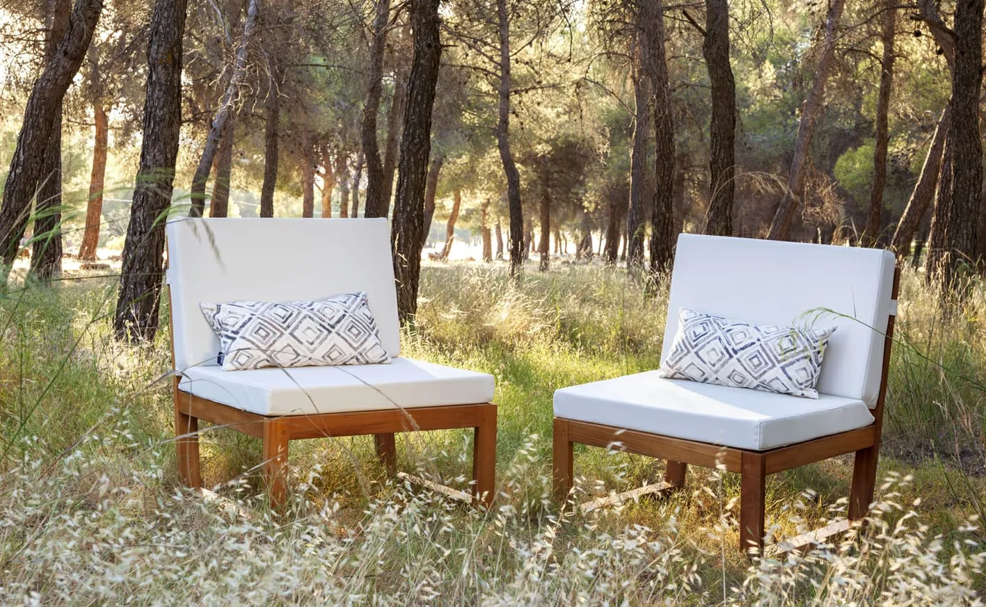 Sillón Kardamomo de iroko con respaldo alto.