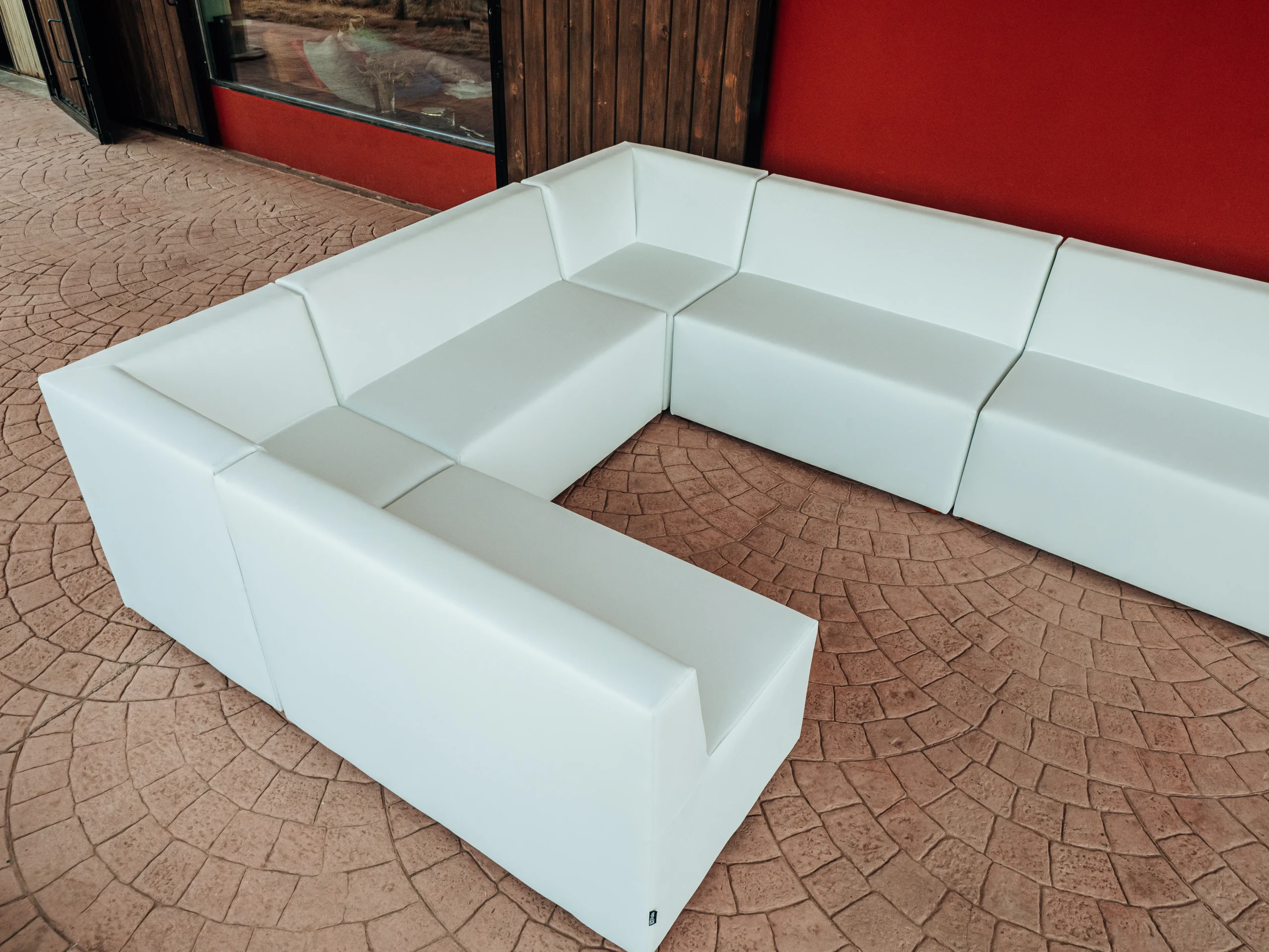 mobiliario de jardín moderno con mesa, sillas y sofá de exterior en terraza