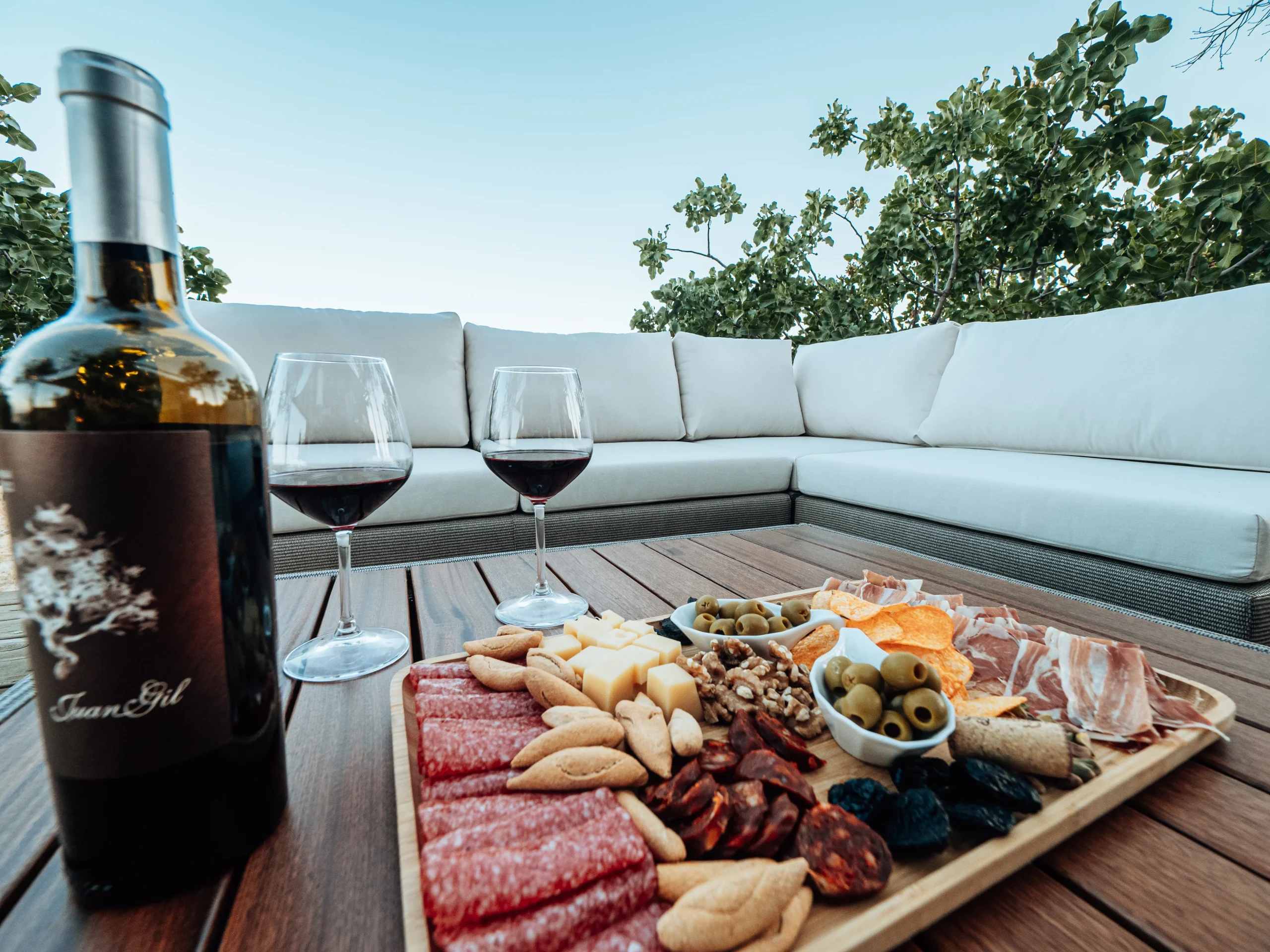 rincón chill out en casa con sofá modular y mesa de madera