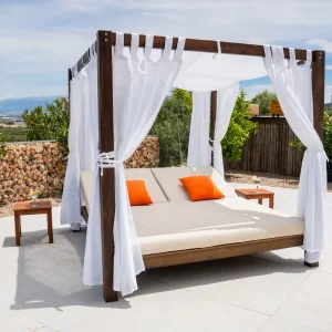 Cama Balinesa Conífera de madera tratada con cortinas blancas para jardín, terraza o piscina.
